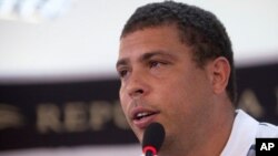 La vedette de football du Brésil, Ronaldo, à Sao Paulo, le 14 février 2011. (AP / Andre Penner)