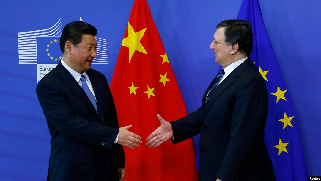 Chủ tịch Ủy ban Liên minh châu Âu Jose Manuel Barroso tiếp Chủ tịch Trung Quốc Tập Cận Bình (trái) tại trụ sở Ủy ban ở Brussels, 31/3/14