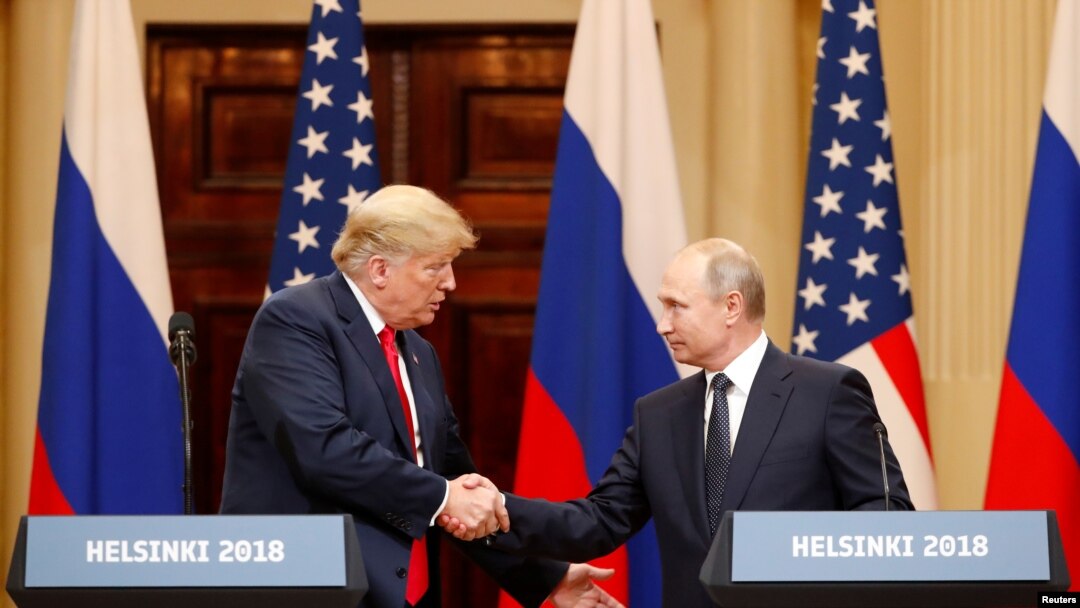 Perezida Donald Trump w'Amerika na Perezida w'Uburusiya, Vladimir Putin baramukanya imbere yo kwishura abamenyeshamakuru i Helsinki, Finlande, itariki 16/07/2018.