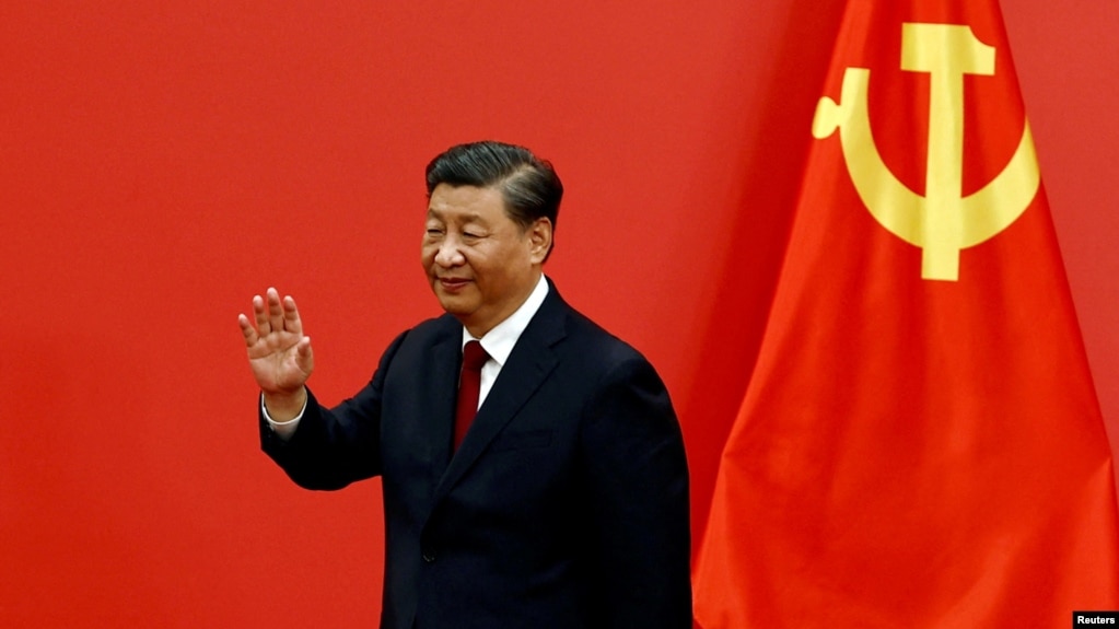 资料照:中共领导人习近平带领中共新一届中央政治局常委与中外媒体见面期间招手。(2022年10月23日)
