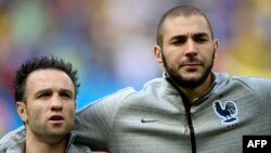 Mathieu Valbuena, à gauche et Karim Benzema lors d'un match entre l'Équipe France et le Nigeria, le 30 juin 2014. 