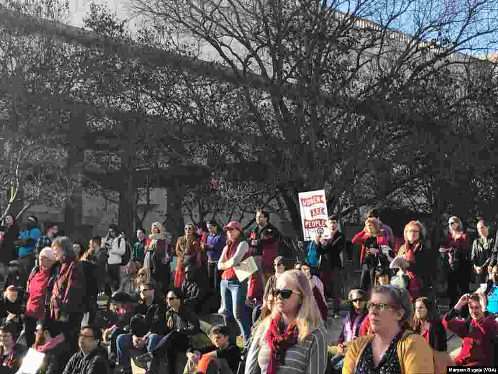 Dandazon wadanda suka halarci gangamin nuna muhimmancin mata a harkokin yau da kullum a Washington D.C