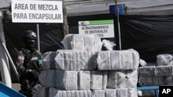 La policía de Ecuador y otras fuerzas combinadas exhiben un cargamento de drogas ocupados a narcotraficantes, en Quito, la capital.