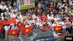 Sekitar 100 warga Vietnam melakukan unjuk rasa anti-Tiongkok di ibukota Hanoi, Minggu (7/8).