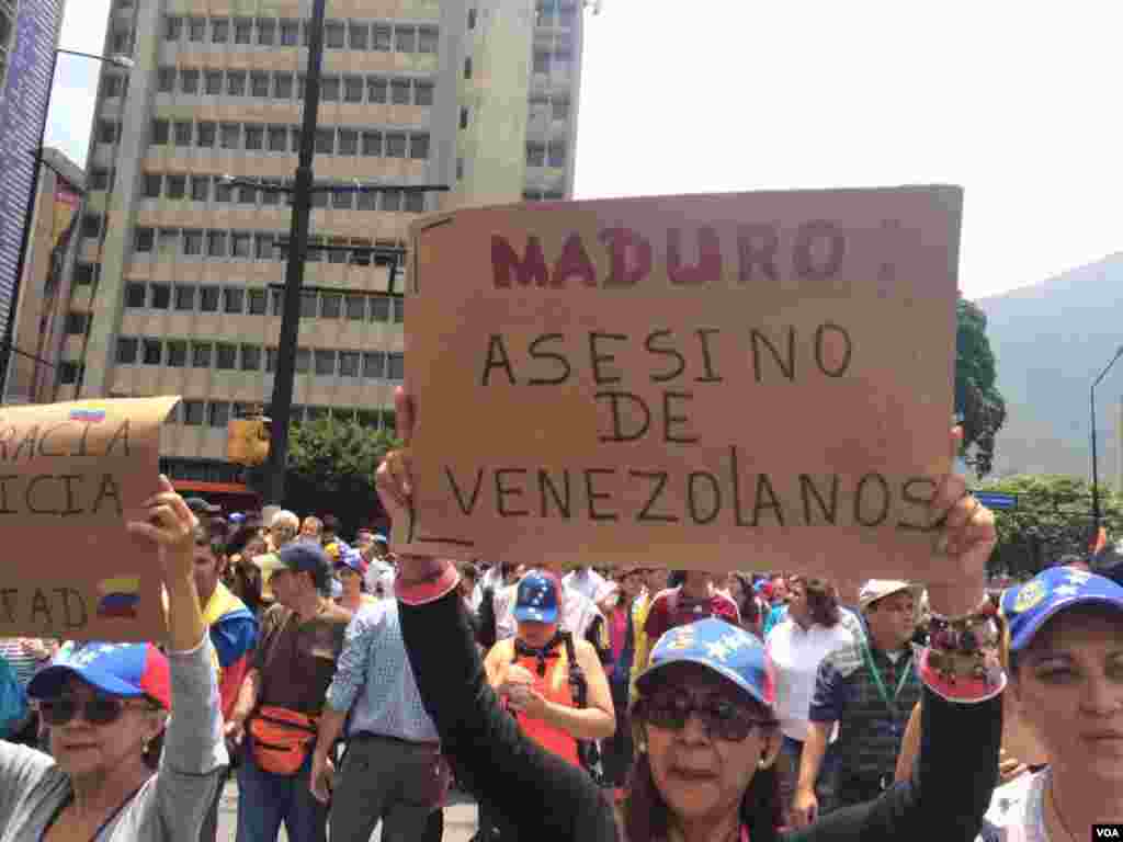 Manifestantes de la oposición marchan en Caracas. Foto: Álvaro Algarra.