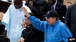 ARCHIVO - El presidente de Nicaragua, Daniel Ortega, saluda junto a su ministro de Relaciones Exteriores, Denis Moncada, después de la sesión de clausura de la Cumbre del G77+China en el Palacio de Convenciones de La Habana el 16 de septiembre de 2023.