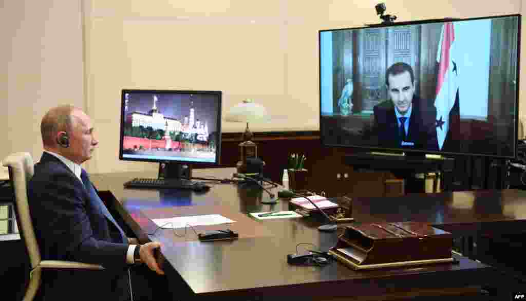블라디미르 푸틴 러시아 대통령이 모스크바 외곽 오가르요보 집무실에서 바샤르 알아사드 시리아 대통령과 화상 회의를 하고 있다. 