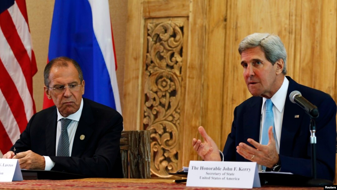 Menlu AS John Kerry (kanan) dan Menlu Rusia Sergei Lavrov berbicara kepada media mengenai perkembangan di Suriah, di sela-sela KTT APEC di Bali hari Senin (7/10). 