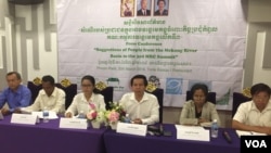 Civil society groups and representatives of communities of the Mekong river and the Tonle Sap lake held a press conference to voice concerns over the expansion of the hydropower dams on the mainstream Mekong, Phnom Penh, Cambodia, March 30, 2018. (Hul Reaksmey/VOA Khmer) 