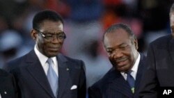 Le président gabonais Ali Bongo Ondimba, à droite, et son homologue équato-guinéen Teodoro Obiang Nguema lors de la Coupe d’Afrique des nations à Libreville, Gabon, 12 février 2012.