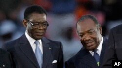 Le président équato-guinéen Teodoro Obiang Nguema et son homologue gabonais Ali Bongo Ondimba à Libreville, Gabon, 12 février 2012.