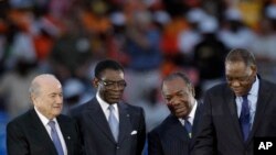 Le président gabonais Ali Bongo Ondimba et son homologue équato-guinéen Teodoro Obiang Nguema regardent Issa Hayatou lors de la Coupe d’Afrique des nations à Libreville, Gabon, 12 février 2012.