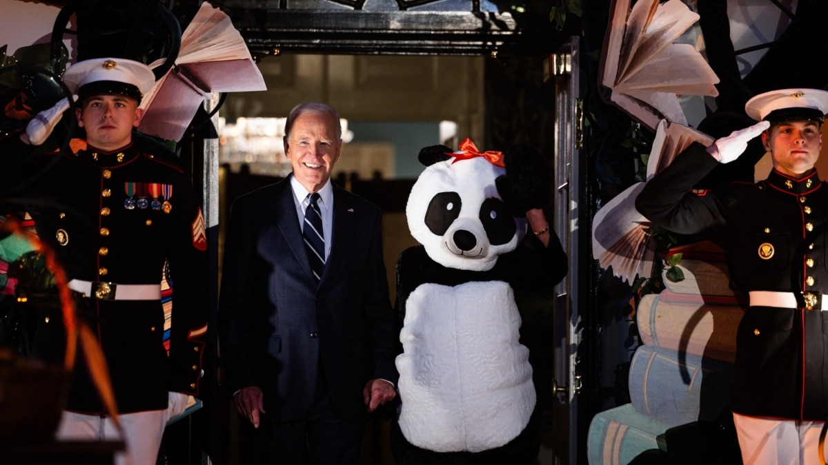 Children trick-or-treat at White House; first lady dresses as panda for Halloween