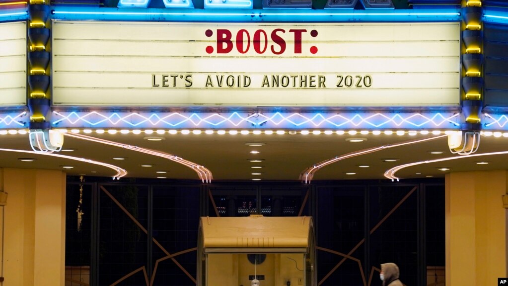 ARCHIVO - Un hombre camina frente a un cine en Glendale, California, el lunes 24 de enero de 2022. (AP Foto/Chris Pizzello, Archivo)