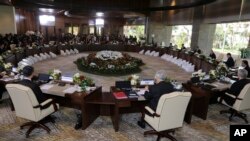 Para pemimpin negara-negara Kerjasama Ekonomi Asia Pasifik (APEC) menghadiri KTT APEC di Nusa Dua, Bali (7/10).