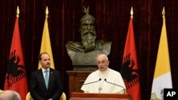 El papa Francisco habla acopañado del presidente de Albania, Bujar Nishani, en Tiraná.