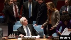 Duta besar AS untuk PBB Samantha Power (kanan) berbicara dengan Dubes Rusia untuk PBB Vitaly Churkin pada pertemuan DK PBB di New York (foto: dok).