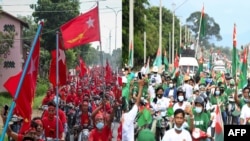 ၂၀၂၀ ရွေးကောက်ပွဲ အောင်နိုင်ရေး အပြိုင်အဆိုင် စည်းရုံးရေးဆင်းနေကြတဲ့ NLD နဲ့ USDP ပါတီ ထောက်ခံသူများ။