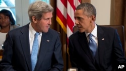  President Barack Obama talks with Secretary of State John Kerry (L) before a cabinet meeting in the Cabinet Room of the White House in Washington, Sept. 30, 2013.