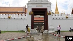 Повеневі води заливають центральний район столиці Таїланду
