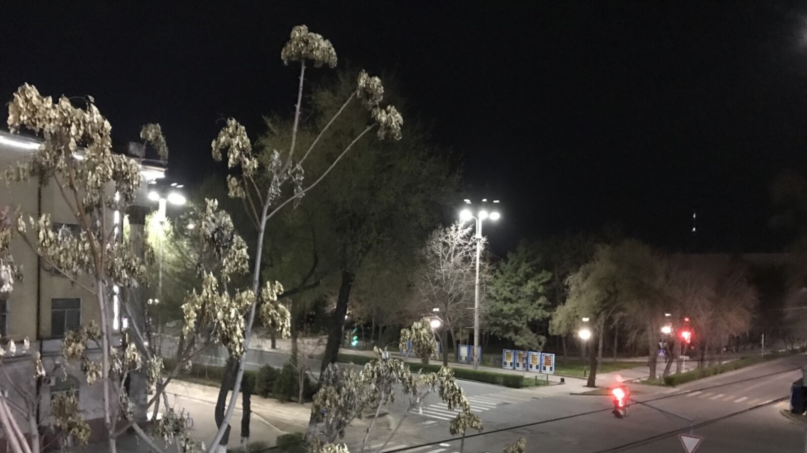 Streets are empty amid the coronavirus pandemic, in Bishkek, Kyrgyzstan. (Carl Liles/VOA)