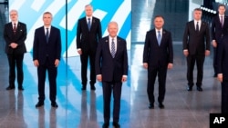 조 바이든 미국 대통령과 옌스 스톨텐베르크 나토 사무총장이 14일 벨기에 브뤼셀에서 열린 나토 정상회의에서 각국 정상들과 기념촬영을 했다.