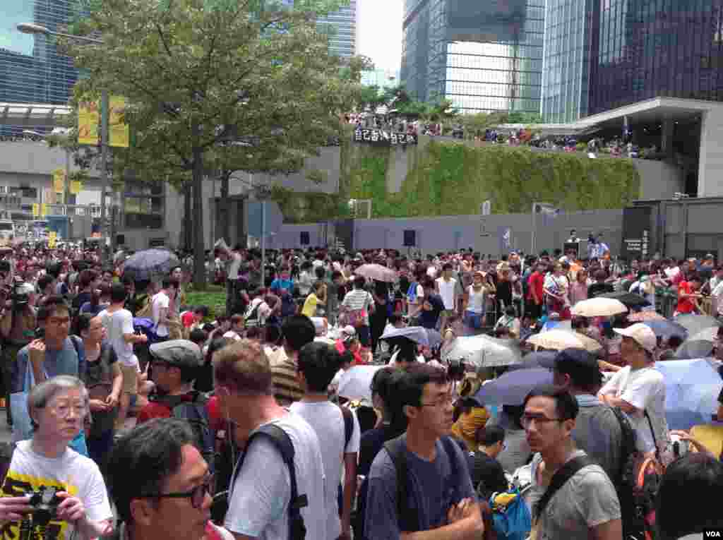 數千香港市民雲集政府總部聲援被困公民廣場學生（美國之音圖片／海彥拍攝）