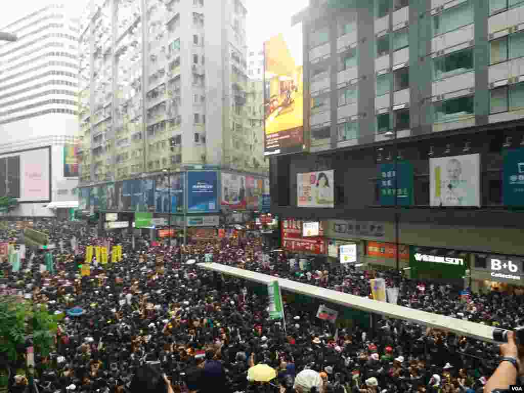 遊行人士迫爆銅鑼灣的主要交通幹道(香港市民提供)