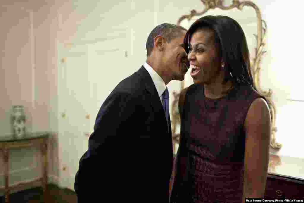 Barack Obama murmure à l'oreille de Michelle à l'hôtel Waldorf Astoria à New York City, le 21 septembre 2011. (Official White House Photo by Pete Souza)