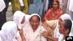 রবিবার ভারতের উত্তর প্রদেশের একটি গ্রামে কৃষকদের ওপর জুনিয়র স্বরাষ্ট্রমন্ত্রীর গাড়ী চালিয়ে দেয়ায় মারা যাওয়া একজন কৃষকের স্বজন ও প্রতিবেশীরা শোক প্রকাশ করছেন- এপি 