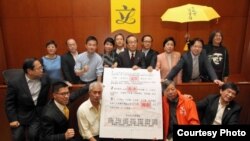 泛民议员在立法会誓言否决港府政改方案(苹果日报图片)