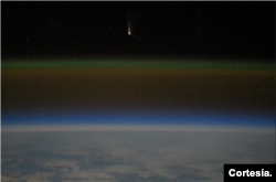 Los astrónomos de la Estación Espacial Internacional han hecho un seguimiento con fotografías del "cometa del siglo" a medida fue acerándose a la Tierra desde finales de septiembre.