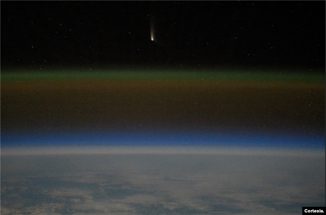 Los astrónomos de la Estación Espacial Internacional han hecho un seguimiento con fotografías del "cometa del siglo" a medida fue acerándose a la Tierra desde finales de septiembre.