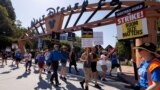 Glumci, članovi udruženja SAG-Aftra i scenaristi iz Udruženja američkih scenarista protestuju ispred studija Disney u Burbanku u Kaliforniji, 25. jula 2023. (Foto: Rojters/Mike Blake)