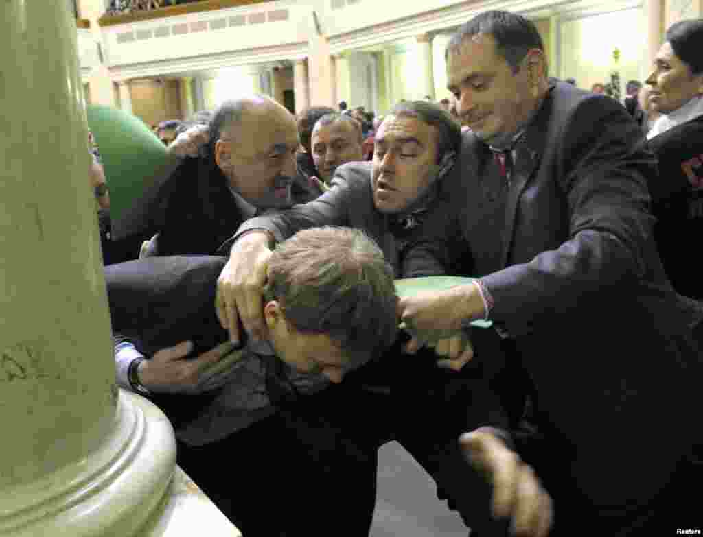 Members of parliament scuffle with colleagues at the first session of newly-elected Ukrainian parliament in Kyiv, December 12, 2012.