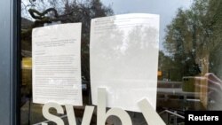 미국 내 실리콘밸리은행(SVB) 영업점 출입문에 폐쇄 결정문이 붙어 있다.