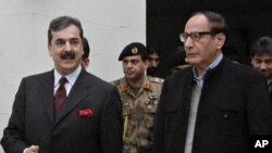 পাকিস্তানের প্রধানমন্ত্রী ইউসুফ রাজা গিলানি , মুসলিম লীগের সভাপতি সুজাত হোসেনের সঙ্গে বৈঠক শেষে বেরিয়ে আসছেন।