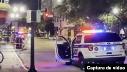 La policía responde a un tiroteo fatal la noche de Halloween, el 31 de octubre de 2024, en el centro de Orlando, Florida, EEUU. (Captura de video via People)