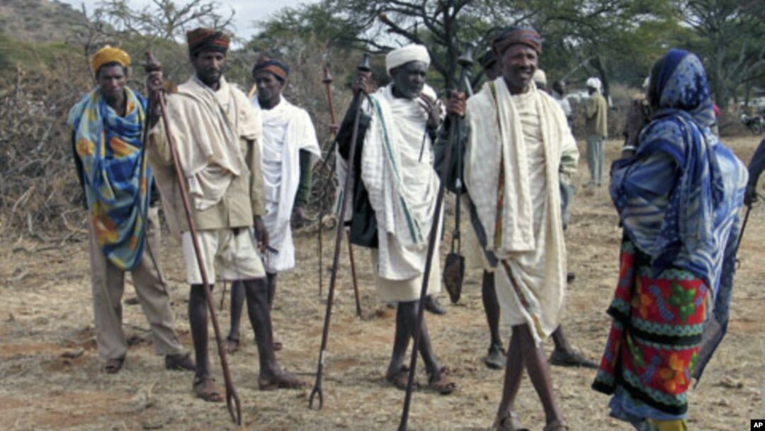 Men from the Borana tribe of Ethiopia take a break during the pastoralists' meeting in Yabello, 600 kilometers south of Ethiopia's capital of Addis Ababa, July 18, 2006 (file photo)
