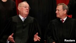 قاضی آنتونی کندی (چپ) در کنار قاضی جان رابرتز رئیس دیوان عالی ایالات متحده آمریکا