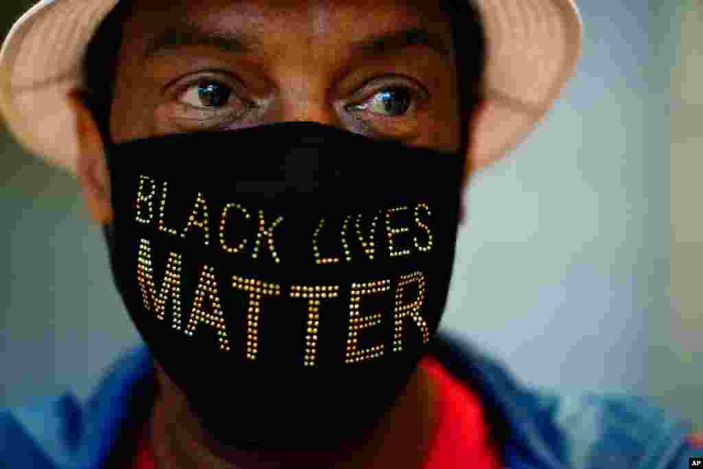 미국 애틀랜타주 스테이트팜경기장에 마련된 조기투표소에서 캘빈 스털링 씨가 &#39;흑인의 생명은 소중하다(Black Lives Matter)&#39; 문구가 쓰인 마스크를 쓰고 있다.
