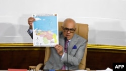 El presidente de la Asamblea Nacional de Venezuela, Jorge Rodríguez, muestra el nuevo mapa del país que incluye al estado Guayana Esequiba, durante la sesión del 6 de diciembre de 2023.