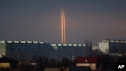 Tres cohetes rusos lanzados contra Ucrania desde la región rusa de Belgorod se ven al amanecer en Kharkiv, Ucrania, el jueves 9 de marzo de 2023. (AP Photo/Vadim Belikov)