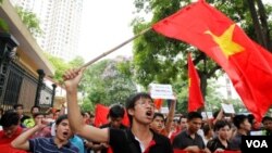 Warga Vietnam melakukan unjuk rasa anti Tiongkok di Hanoi (12/6).