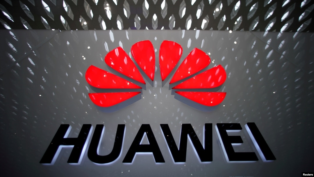 Logo perusahaan Huawei di Shenzhen, Guangdong province, China (foto: dok). 
