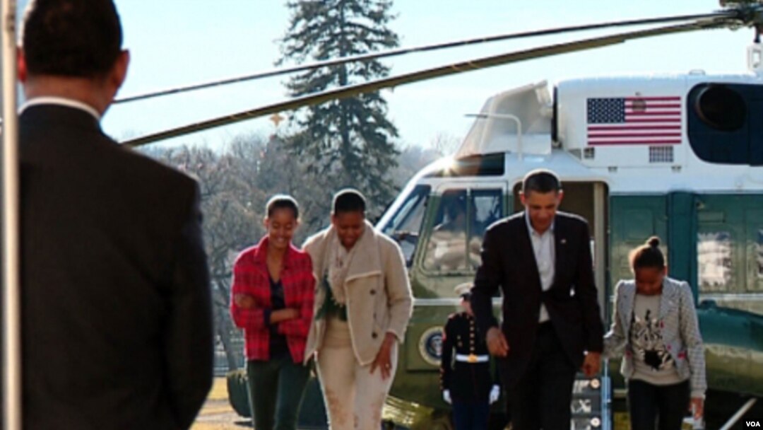 Tras regresar a Washington junto a su familia, la primera dama Michelle Obama y sus hijas, Mallia y Sasha, el presidente Obama comenzó a realizar nombramientos.