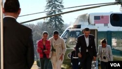 Tras regresar a Washington junto a su familia, la primera dama Michelle Obama y sus hijas, Mallia y Sasha, el presidente Obama comenzó a realizar nombramientos.