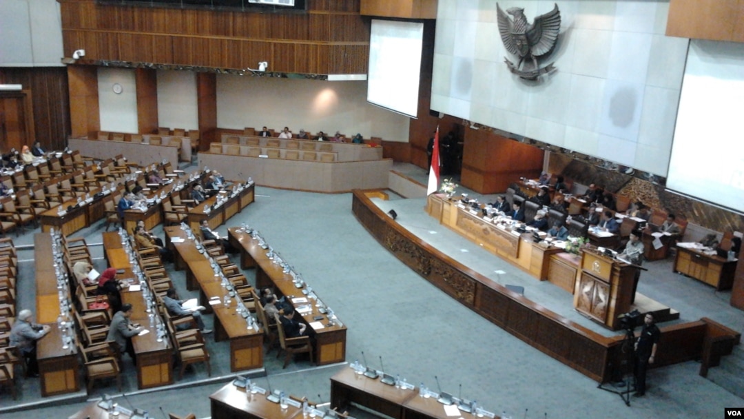 Sidang Paripurna dengan agenda Penyampaian Hasil Pemeriksaan Semester II Tahun 2014 oleh BPK, berlangsung di Gedung MPR DPR di Jakarta, Selasa 7/4 (foto: VOA/Iris).