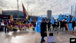 资料照片：支持藏人和维吾尔人的活动人士在瑞士日内瓦联合国办事处外抗议他们认为不公平的中国政府政策。(2024年1月23日)