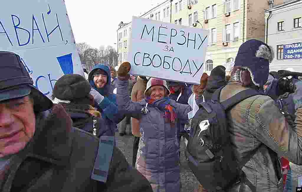 女孩手上的标语：>